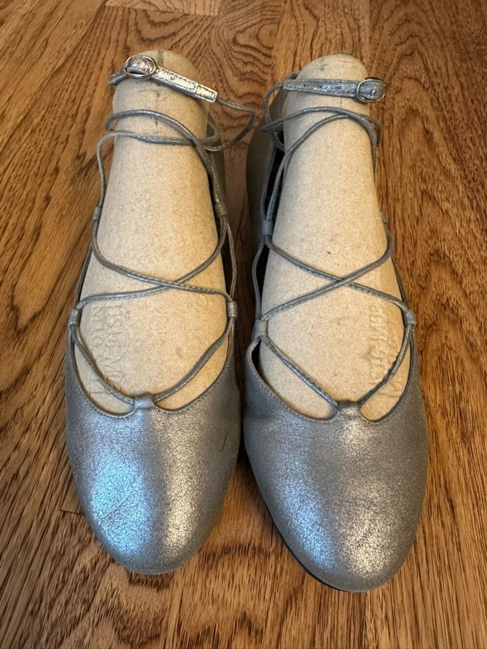 RALPH LAUREN PURPLE LABEL LACE UP ANKLE STRAP BALLET FLATS in SILVER LEATHER 8.5